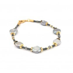 Perlenarmband mit grauen Perlen