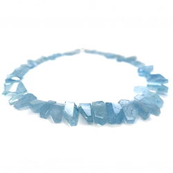 blaue aquamarin Kette haengend