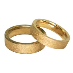 Trauringpaar in Gold mit grob-geeister Oberfläche