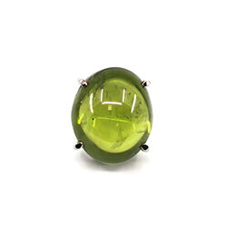 Gruener ovaler Peridot Cabochon in Krappenfassung