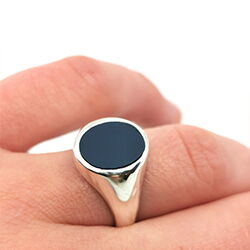 ovaler weissgold Siegelring mit schwarzem Onyx am Finger Goldschmiede Albath