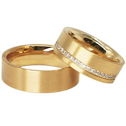 zwei Trauringe Gelbgold mattiert mit Brillantband