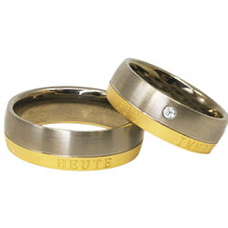 zwei Trauringe aus Weissgold und Gelbgold mit einem Brillanten