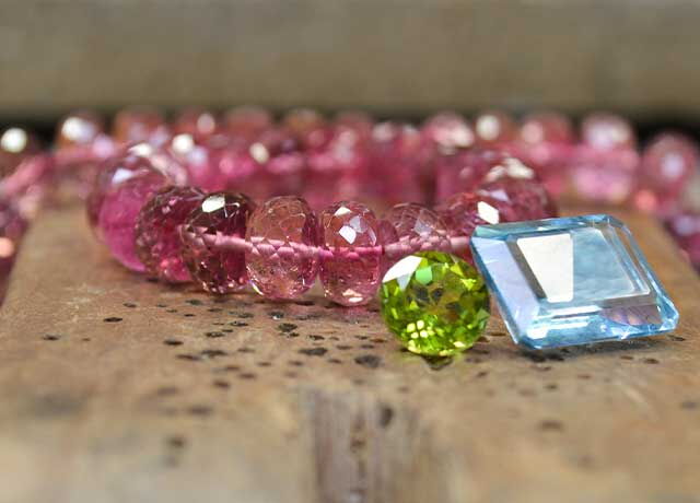 rote Kette mit gruenem und blauem Stein Goldschmiede Albath
