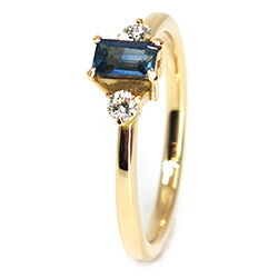 Gelbgoldring rechteckiger Saphir mit zwei Brillanten