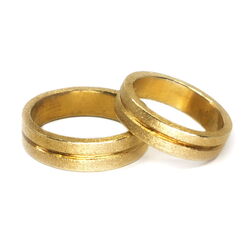Trauringpaar mit umlaufender Nut in Gold