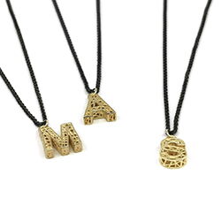 Goldene Buchstabenanhaenger mit Kette