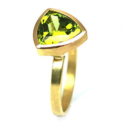 gruenes Peridot Dreieck in Goldring