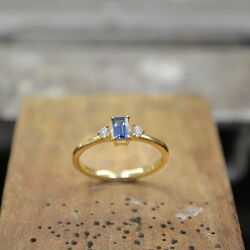 Verlobungsring aus Gold mit Tansanit Baguette und Brillanten