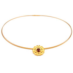roter Granat in goldenem Anhaenger