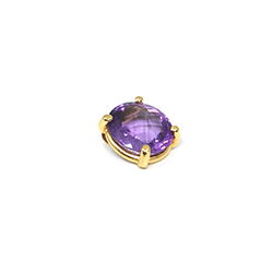ovaler violetter Amethyst in goldener Fassung