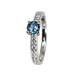 Verlobungsring mit  Brillanten auf Ringschiene und Aquamarin
