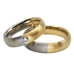 Bicolore Trauringe mit weißem Diamant