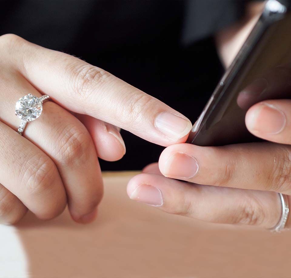 Diamantring an einer Frauenhand Goldschmiede Albath