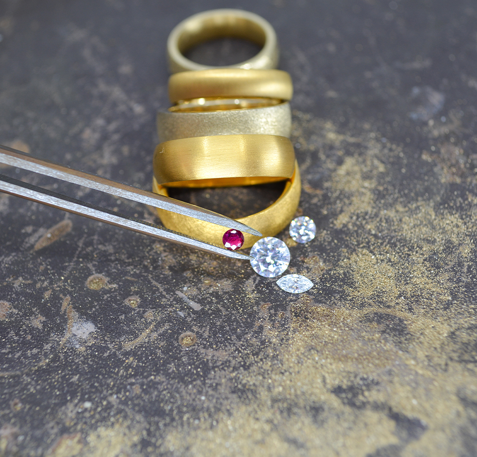 fuenf ringe mit drei Brillanten und einem Rubin Goldschmiede Albath