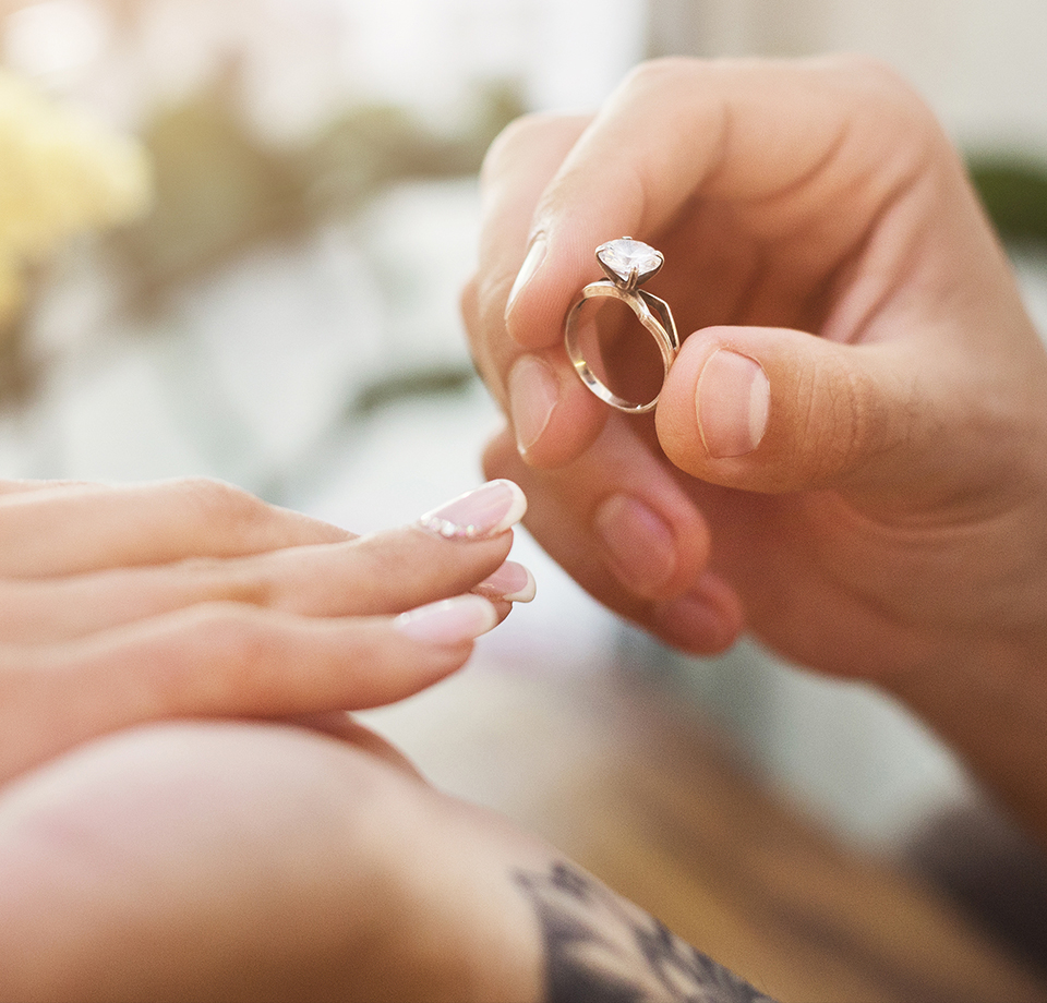 Brillantring wird an einen Finger gesteckt Goldschmiede Albath