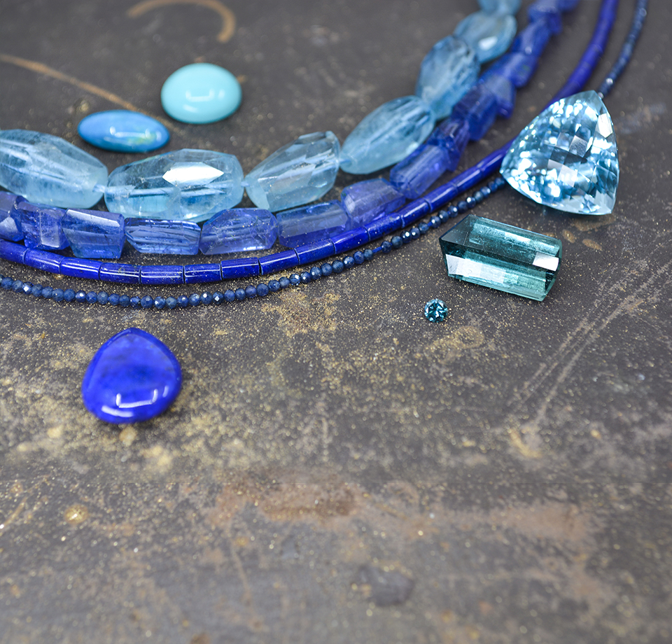 blaue-edelsteine-und-steinketten