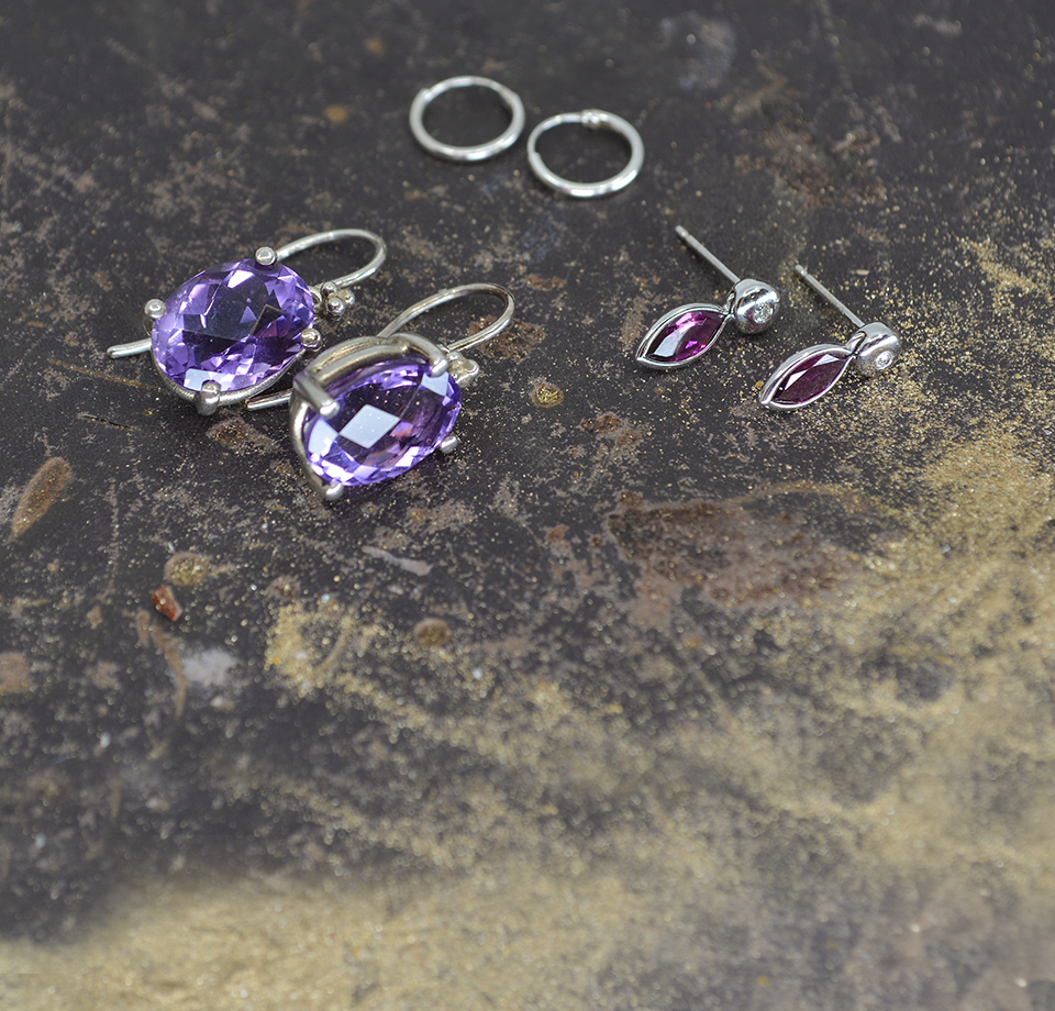 Silberohrringe mit violetten Steinen Goldschmiede Albath