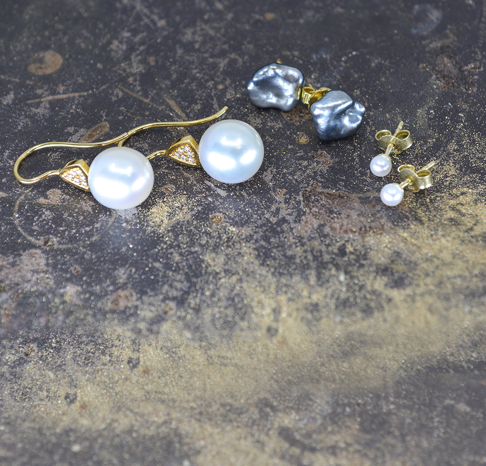 Ohringe mit grauen und weissen Perlen aus Gold und Silber Goldschmiede Albath