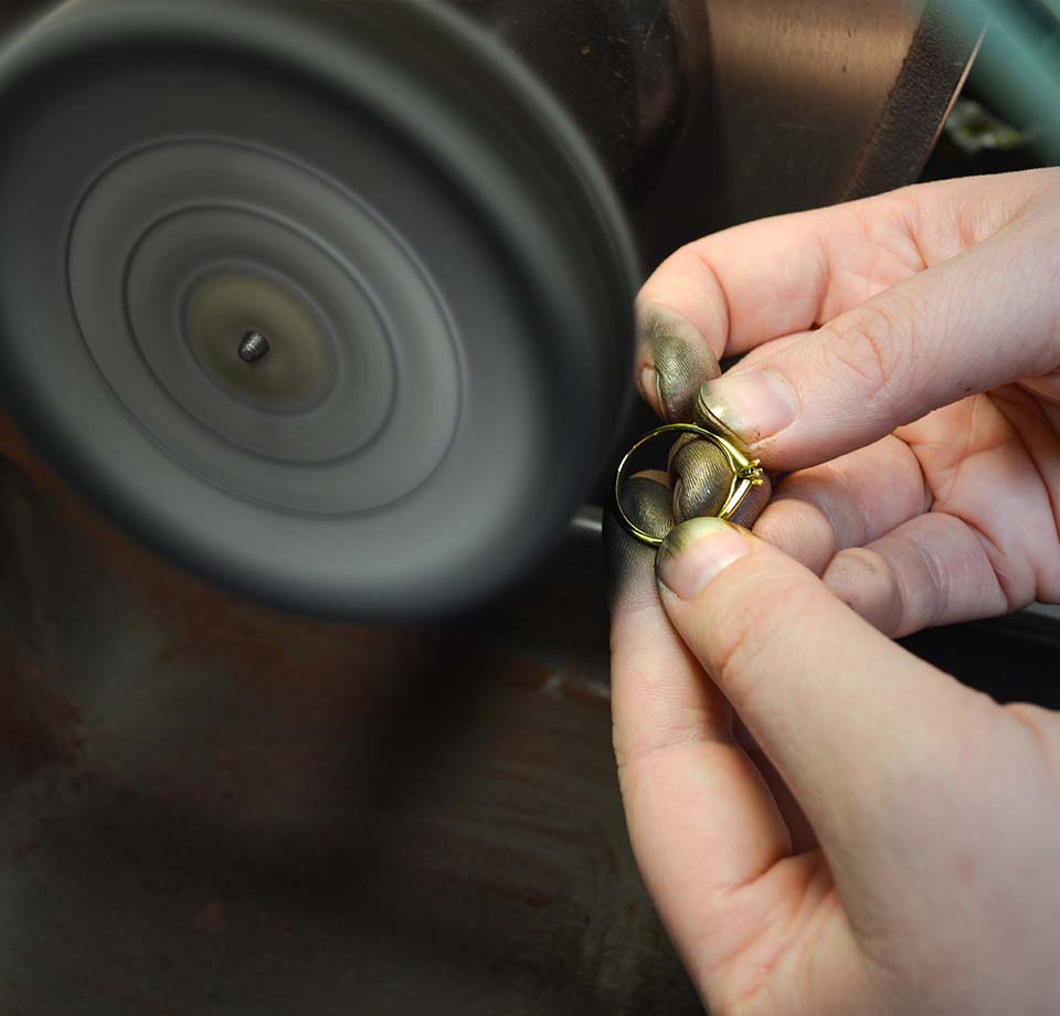 Goldring an einem Polierrad Goldschmiede Albath