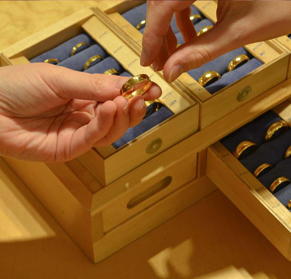 goldender Trauring ueber Juwelier Ringkiste Goldschmiede Albath