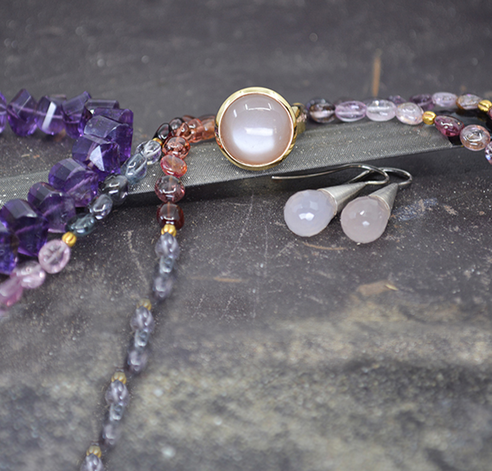 Ringe und Ketten mit rosa und violetten Edelsteinen Goldschmiede Albath