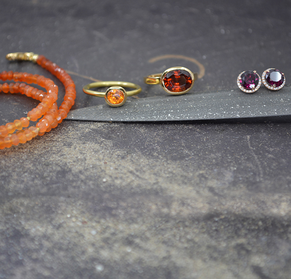 Ketten und Ringe mit roten und orangen Edelsteinen Goldschmiede Albath
