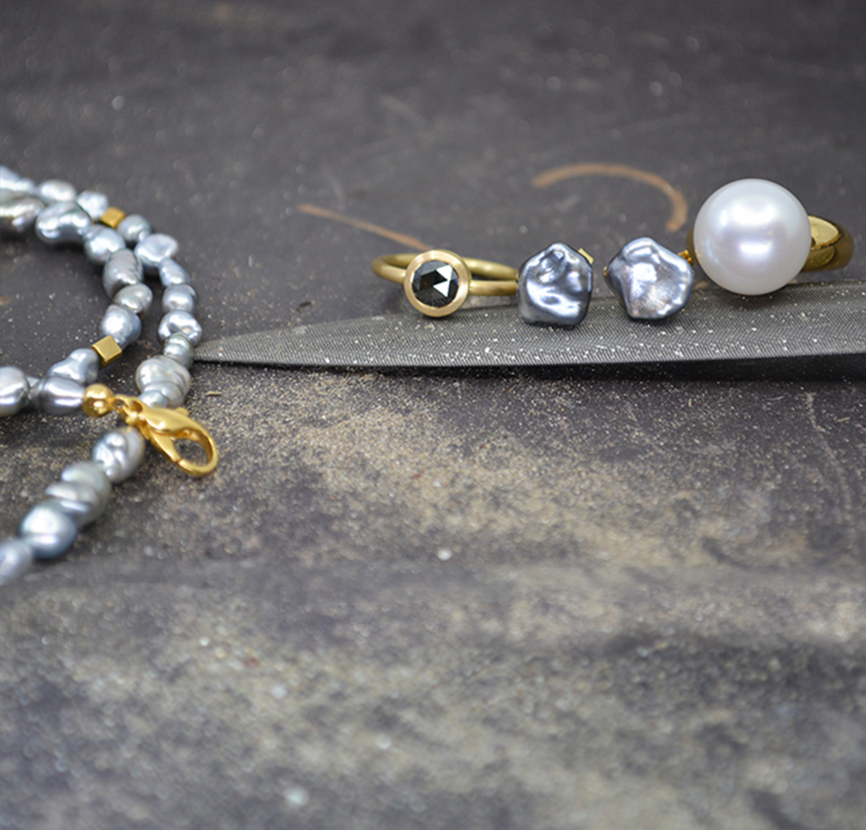 Ketten und Ringe mit Perlen Goldschmiede Albath