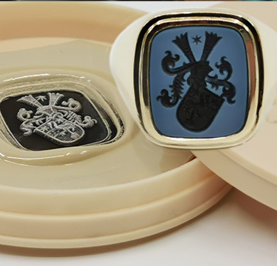 Siegerling mit blauem Lagenachat Goldschmiede Albath