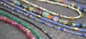 lose-bunte-edelsteine-mit-goldteilen-goldschmied-aachen