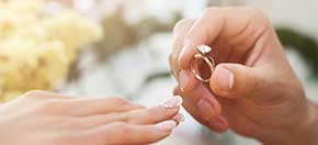 frau-bekommt-ring-angesteckt-goldschmiede-albath