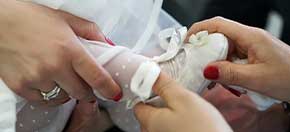baby-mit-weissem-schuh