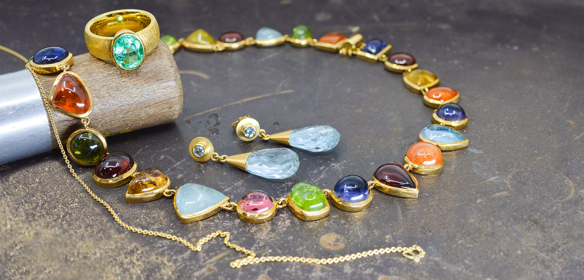 vier farbige Schmuckstuecke Goldschmuck Sortiment Goldschmiede Albath