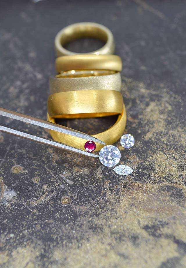 Fuenf Ringe mit rotem Stein und Diamanten Goldschmiede Albath