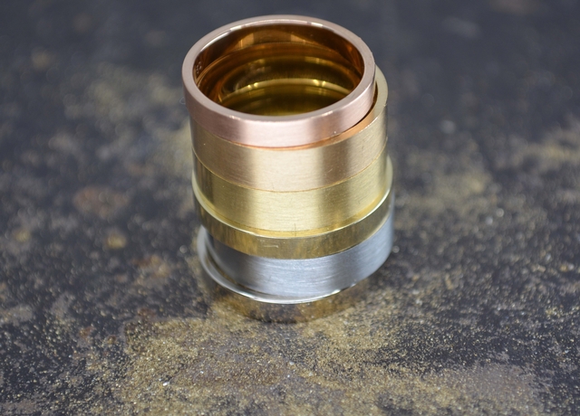 sechs verschiedenfarbige Goldringe Goldschmiede Albath