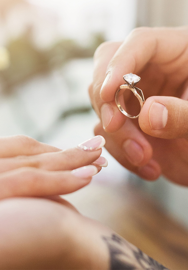 Brillantring wird an Finger gesteckt Goldschmiede Albath