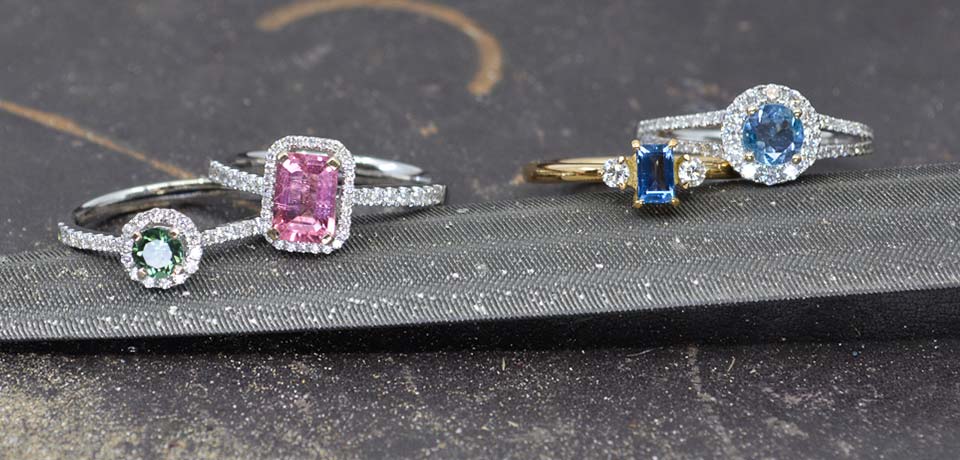 vier rote, blaue und greune Ringe mit Diamanten Goldschmiede Albath