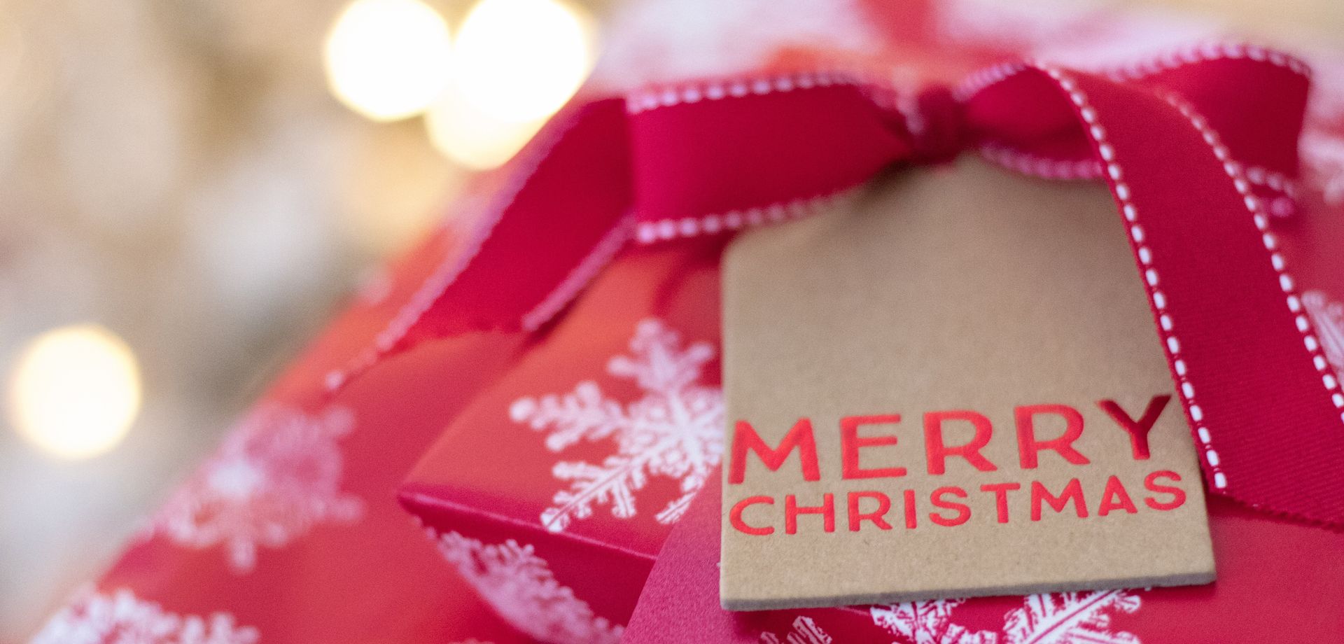 Merry Christmas auf Schild an rotem Geschenk Goldschmiede Albath