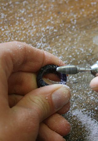 bearbeiten eines violetten Wachsmodells Goldschmiede Albath