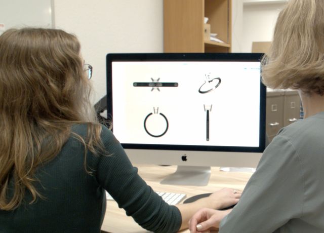 cad Entwurf auf Bildschirm mit zwei Frauen Goldschmiede Albath