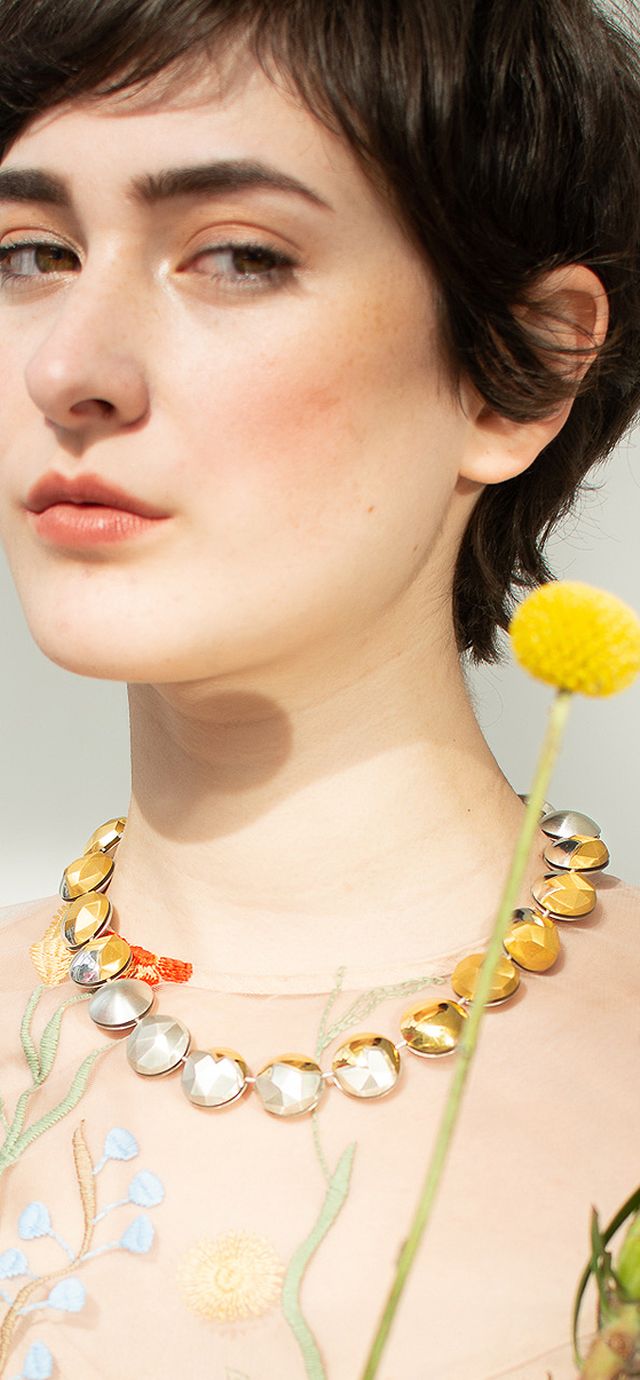 rundes silbernes und goldenes Collier an einer Frau Goldschmiede Albath