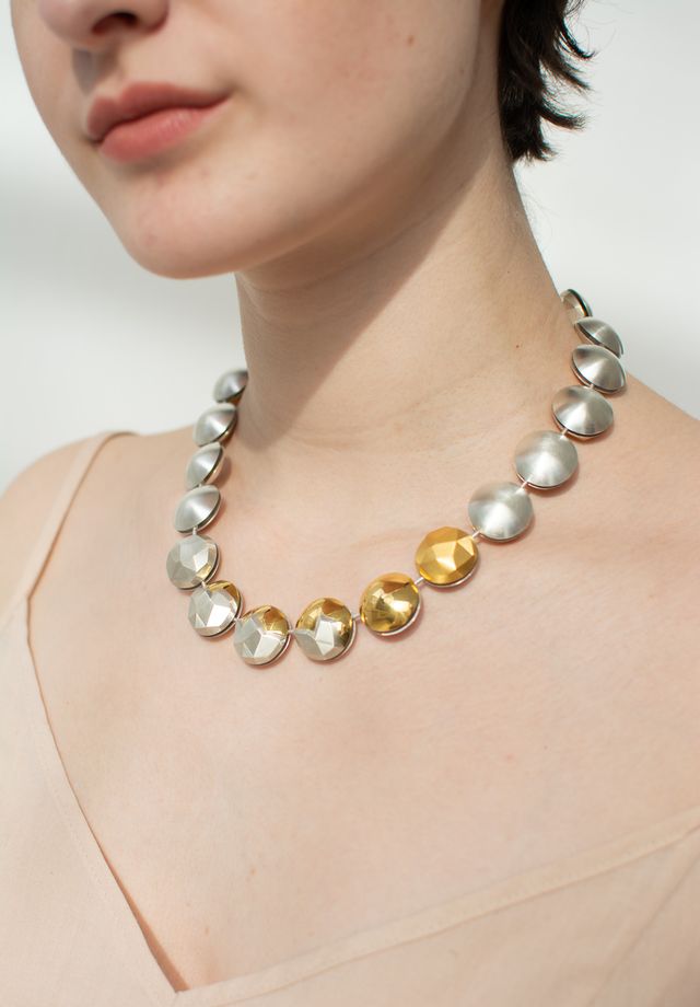 rundes silbernes und goldenes Collier an einem Frauenhals Goldschmiede Albath