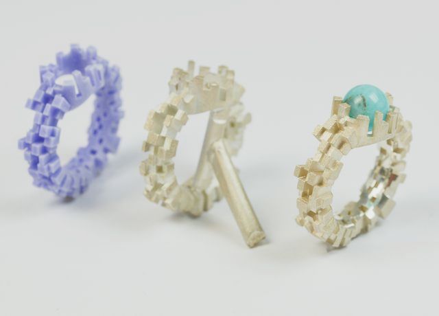 violetter 3D Druck und zwei Silberringe mit blauem Stein Goldschmiede Albath