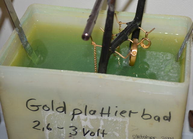 Goldplattierbad mit Ringen Goldschmiede Albath