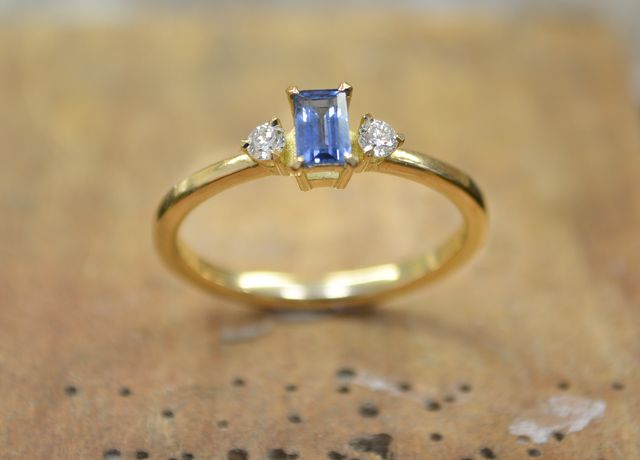 blauer rechteckiger Saphirstein und Brillanten in Gelbgoldring Goldschmiede Albath