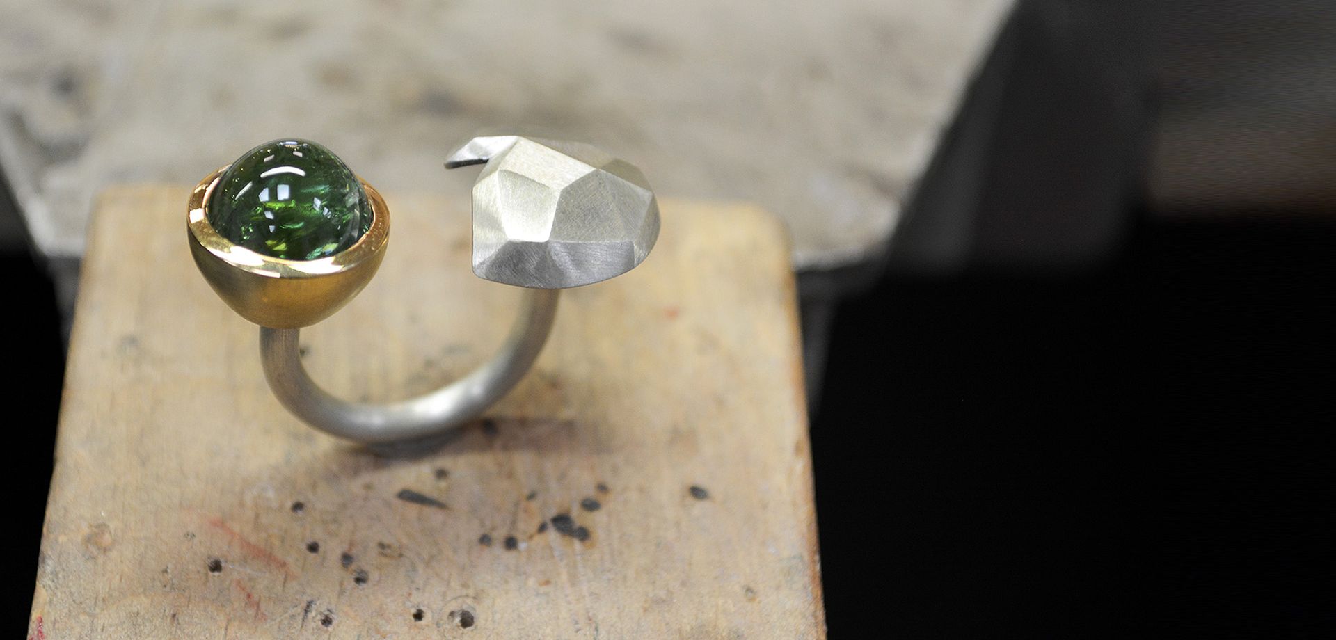 offener Silberring mit rundem gruenem Turmalinstein in Gelbgoldfassung Goldschmiede Albath