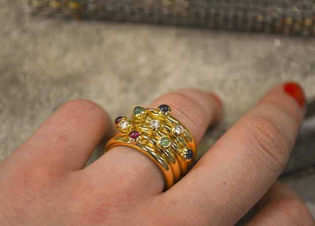 feunf Ringe mit blauen, roten und weissen Edelsteinen Goldschmiede Albath