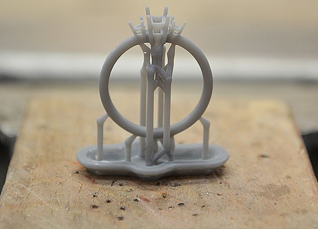 graues Ringmodell 3d Druck in Stuetzstruktur Goldschmiede Albath