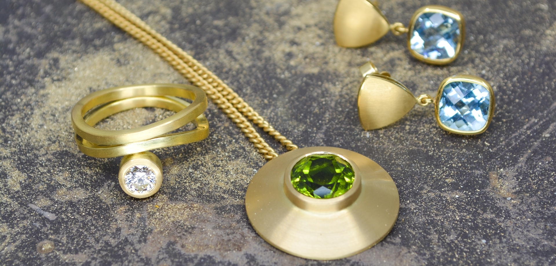 Anhaenger, Ring und Ohrring aus Gelbgold mit Brillant und Edelsteinen Goldschmiede Albath