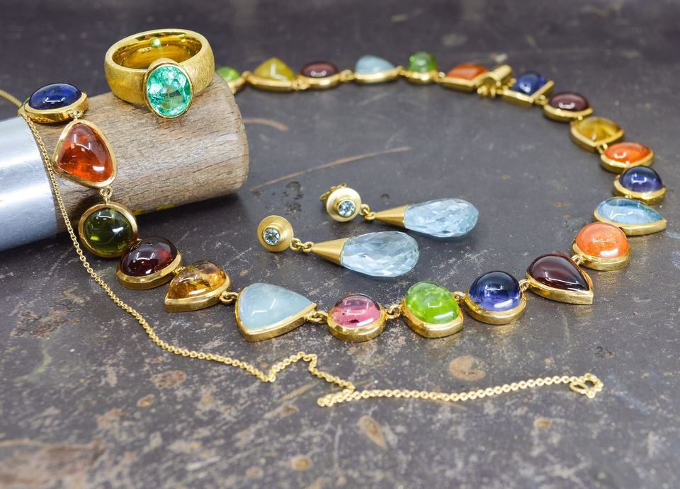 bunte Edelsteine in Ketten, Ringen und Ohhringen Goldschmiede Albath